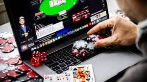 Giao diện di động nền xsvietlott hiển thị màn hình cược bóng đá và slot